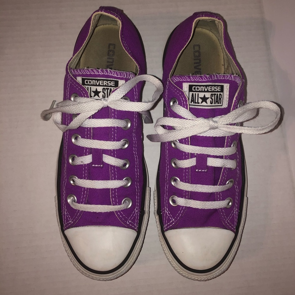 Low Top Converse Women’s SZ 9